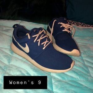 Women’s Nike roshe run sneakers